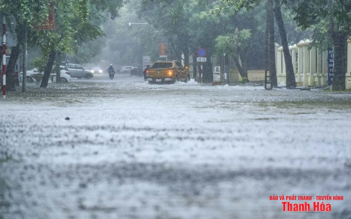 Mưa lớn do bão số 3, nhiều tuyến phố trung tâm Thanh Hóa bị ngập nặng