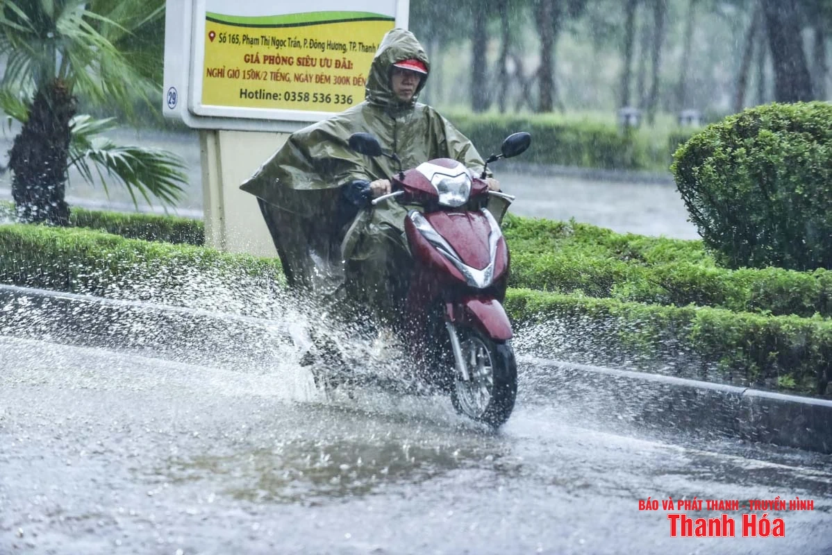 Mưa lớn do bão số 3, nhiều tuyến phố trung tâm Thanh Hóa bị ngập nặng