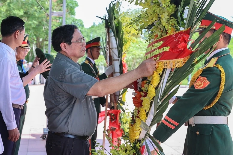 Thủ tướng thăm Mẹ Việt Nam anh hùng, dâng hương tại Thành cổ Quảng Trị và Nghĩa trang Đường 9