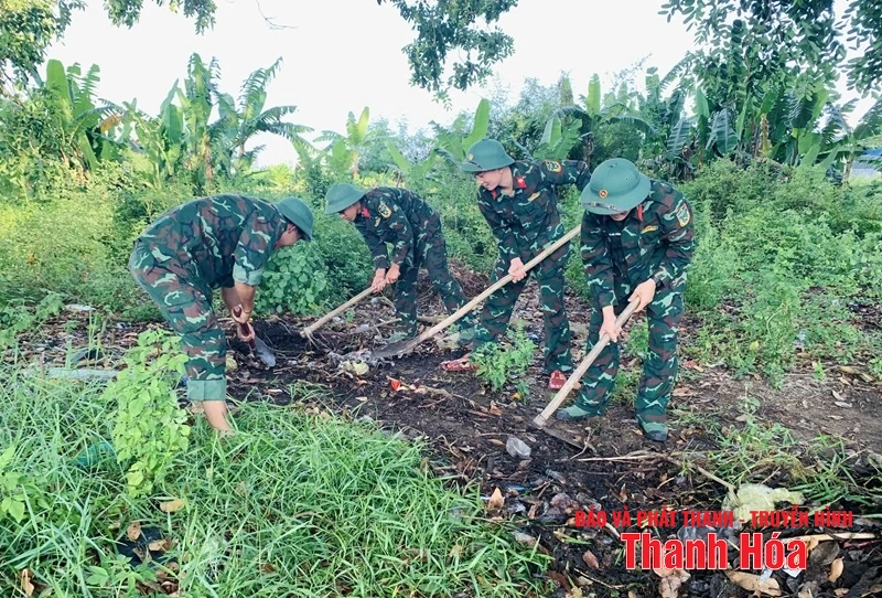 Phường Hạc Thành ra quân tổng dọn vệ sinh môi trường