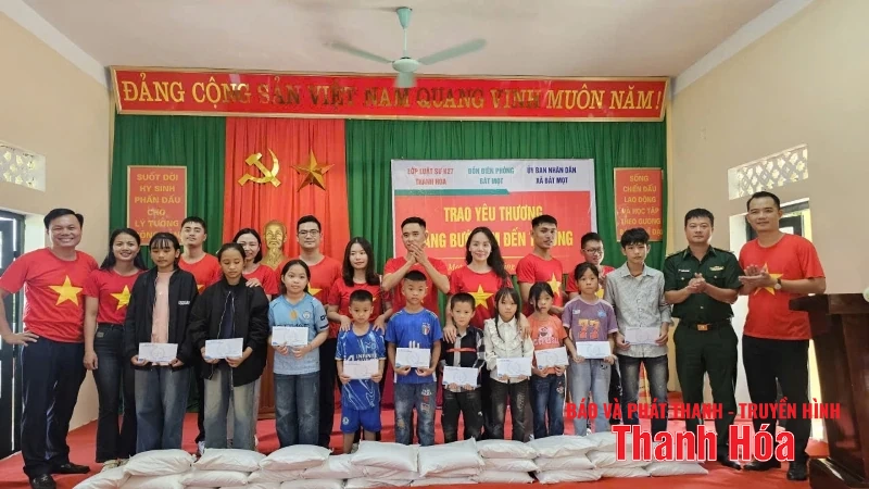 Trao 60 suất quà cho học sinh vùng biên giới Bát Mọt