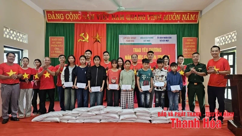 Trao 60 suất quà cho học sinh vùng biên giới Bát Mọt
