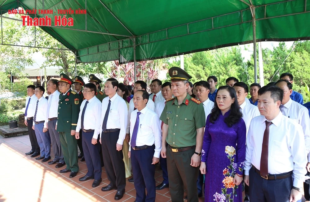 Chủ tịch UBND tỉnh Đỗ Minh Tuấn dâng hoa, dâng hương tại Khu di tích lịch sử cách mạng Yên Trường