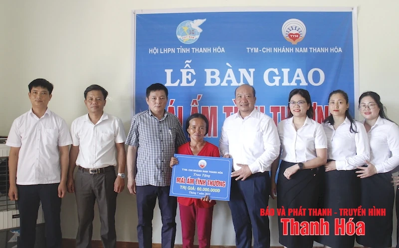 Trao 2 ngôi nhà “Mái ấm tình thương” cho hội viên phụ nữ nghèo tại Thanh Hóa