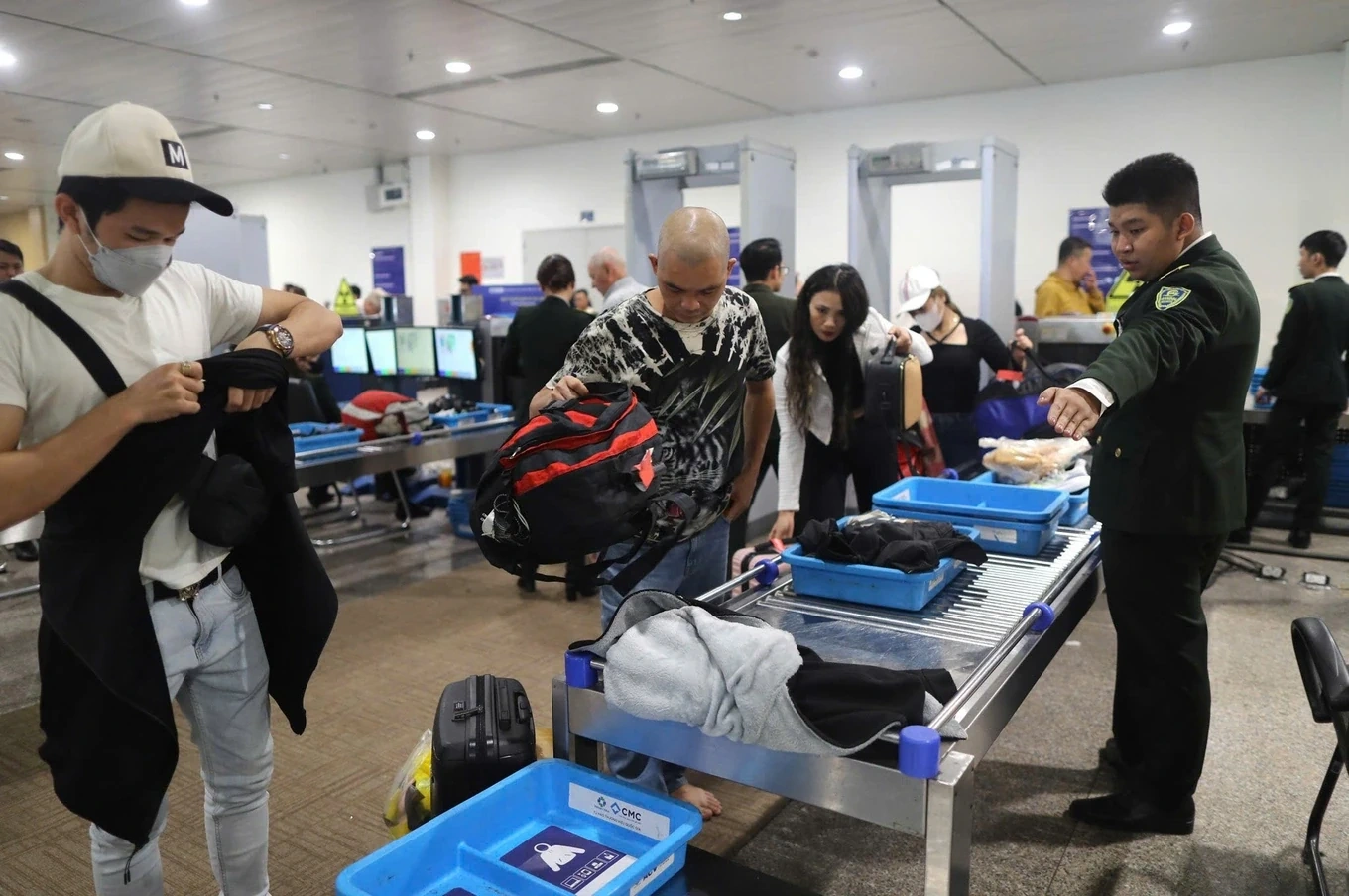 Đề xuất bỏ quy định cởi giày, thắt lưng khi qua an ninh sân bay