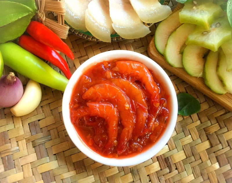Ăn gì ở Huế? Gợi ý 10 món đặc sản Huế ngon vừa ăn vừa mua về làm quà