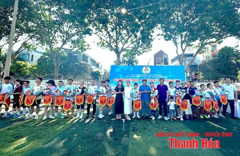 Sôi nổi giải bóng đá nam - nữ trong công nhân lao động