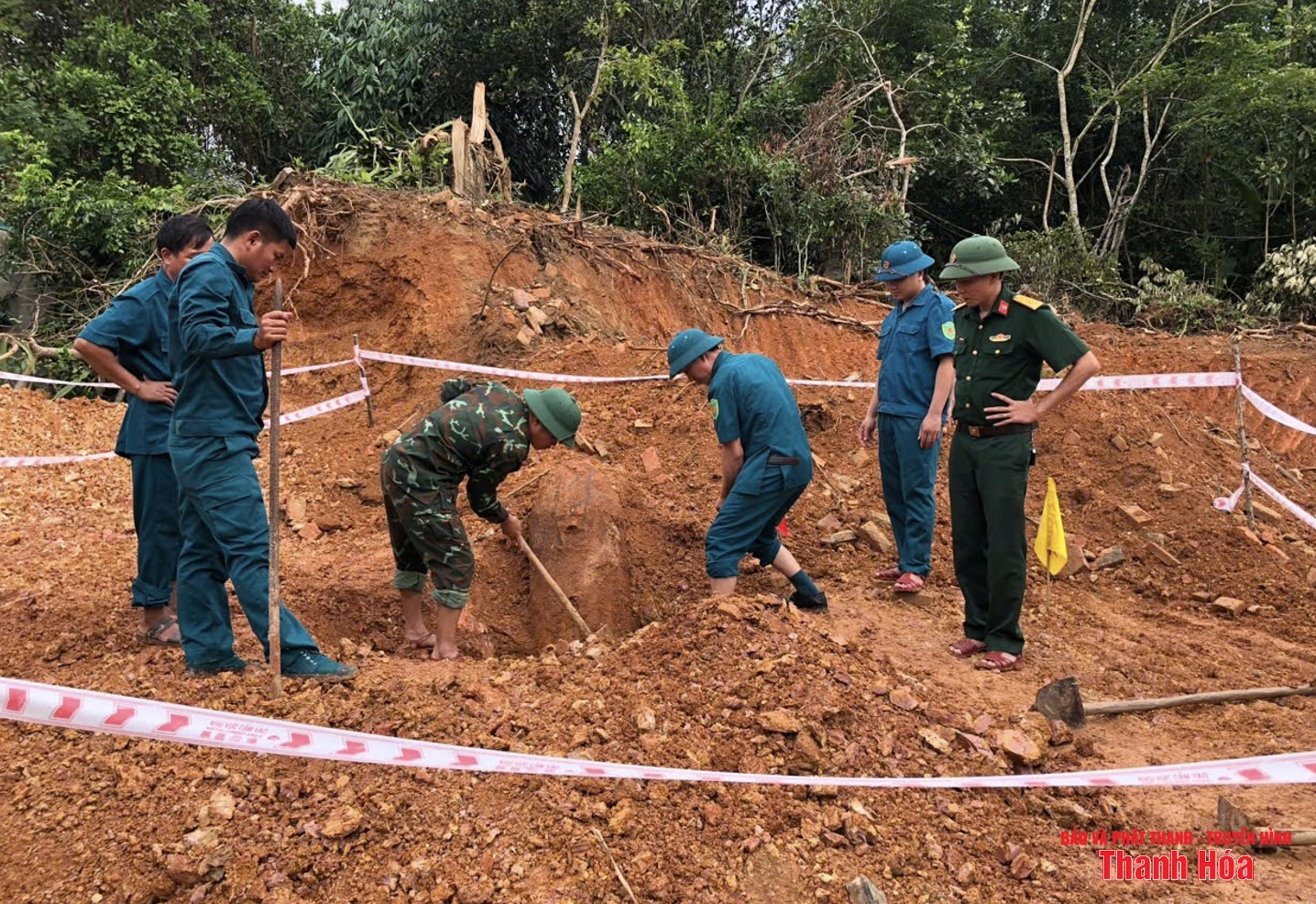 Hủy nổ thành công quả bom nặng gần 300kg tại xã Thượng Ninh