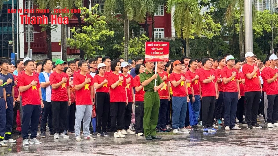 “Cùng Việt Nam tiến bước”: Hàng nghìn bước chân đồng lòng tại điểm cầu Thanh Hóa