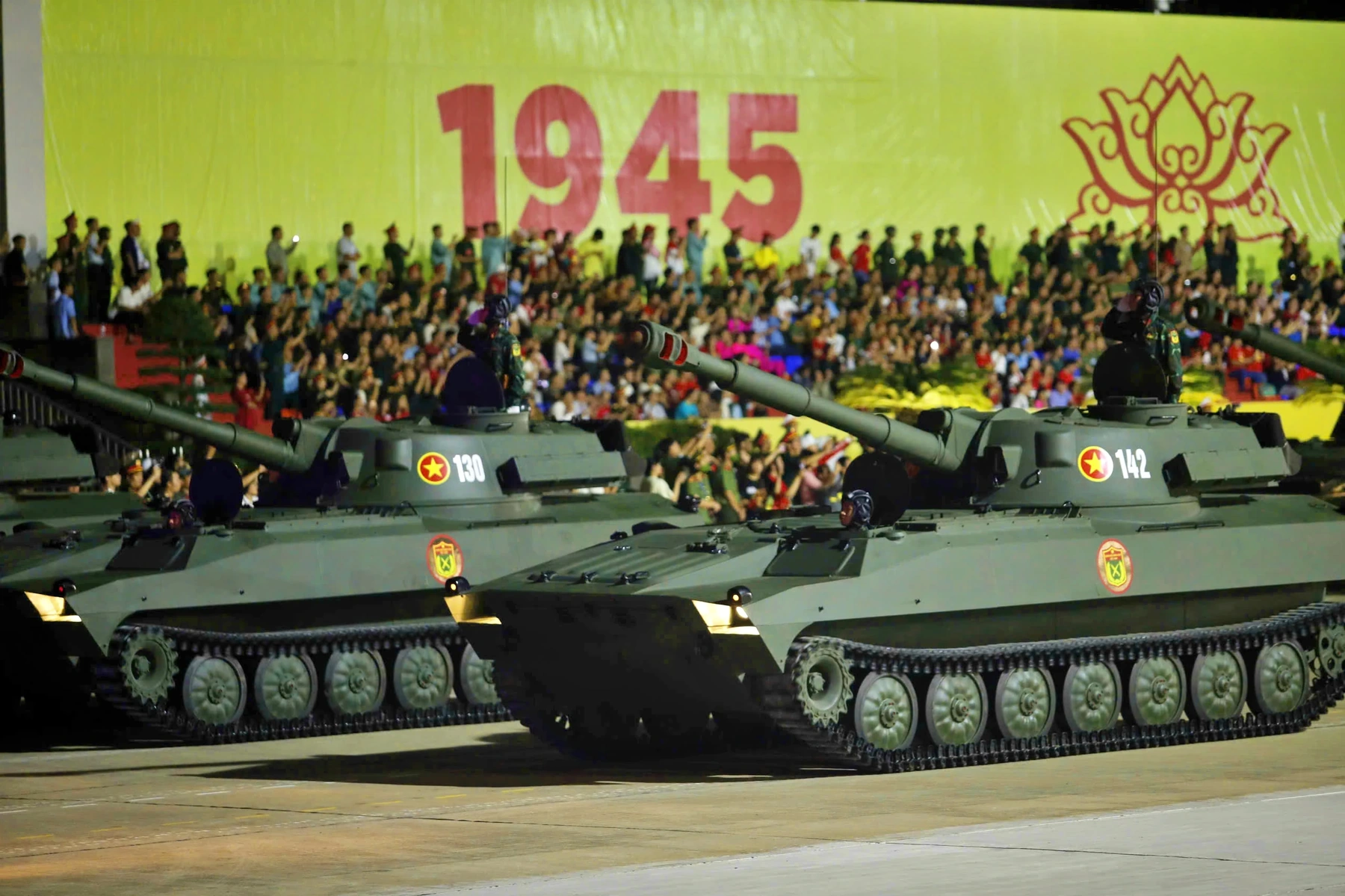 Hàng nghìn chiến sĩ cùng xe pháo quân sự tham dự Tổng hợp luyện diễu binh, diễu hành A80 lần thứ nhất