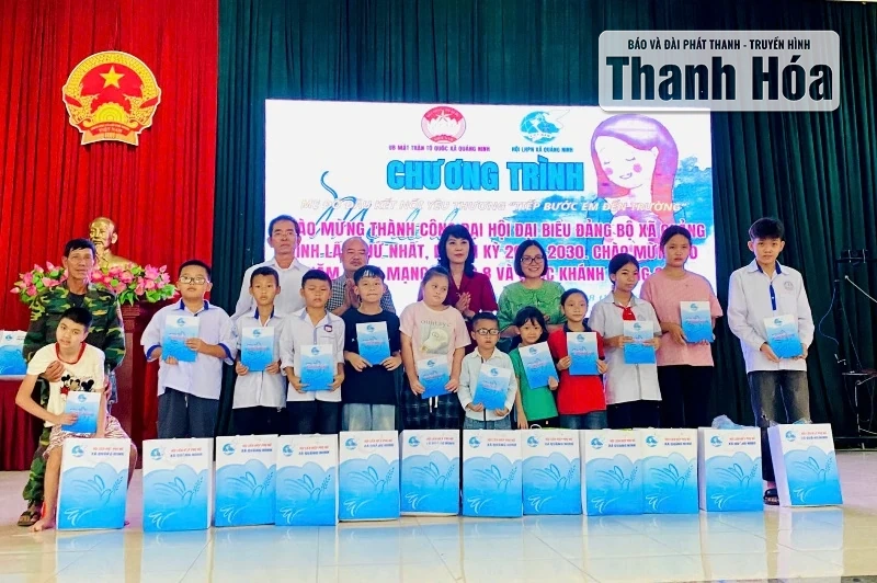 Trao 32 suất quà cho trẻ mồ côi đặc biệt khó khăn tại xã Quảng Ninh