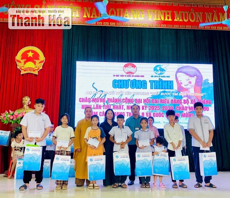 Trao 32 suất quà cho trẻ mồ côi đặc biệt khó khăn tại xã Quảng Ninh