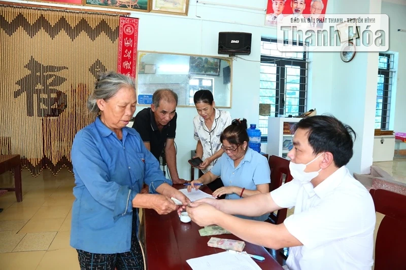 Xã Trung Chính trao quà Tết Độc lập cho người dân