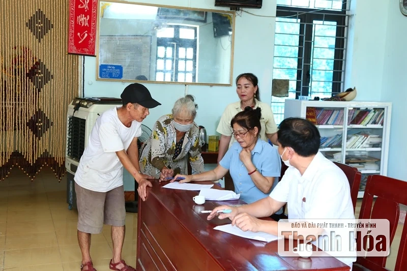 Xã Trung Chính trao quà Tết Độc lập cho người dân