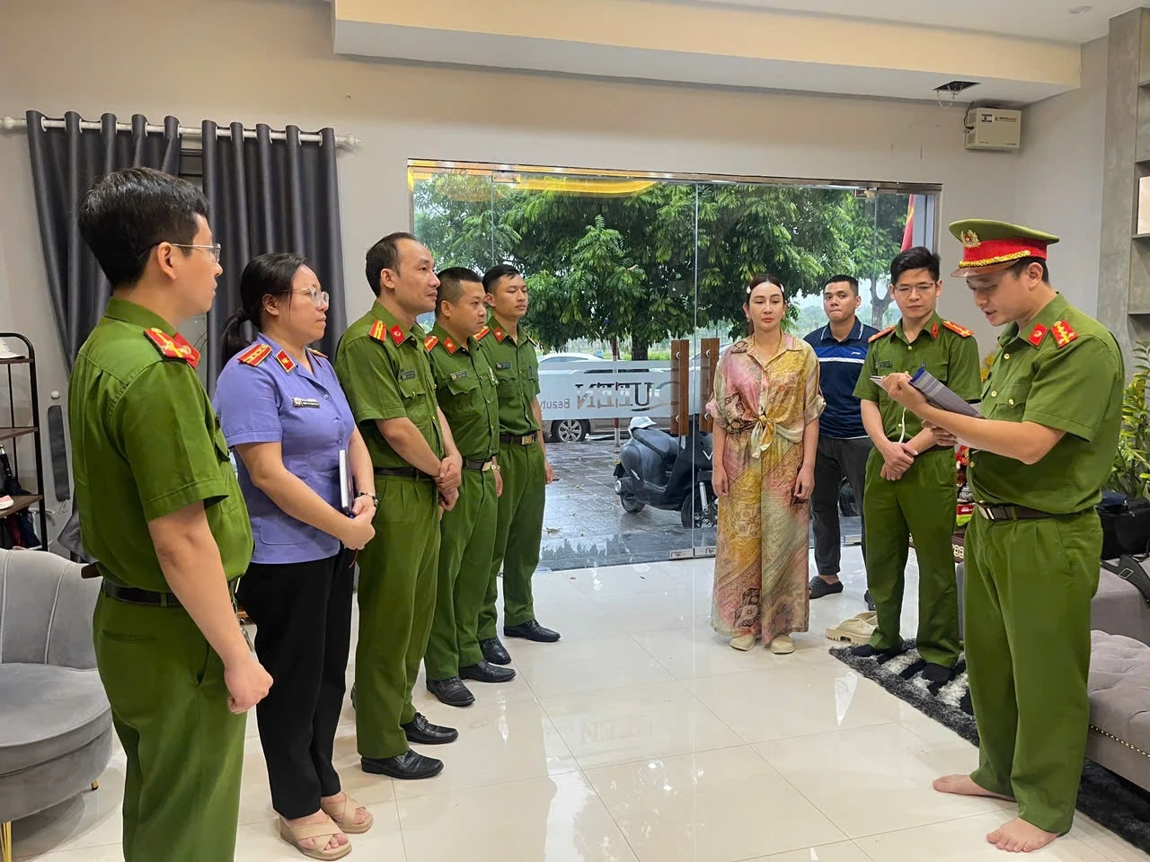 Khởi tố vợ chồng “Vi ngộ” về tội trốn thuế