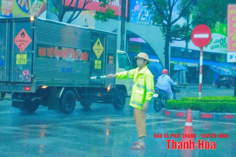Nhiều tuyến đường bị ngập lụt cục bộ, cây xanh gãy đổ