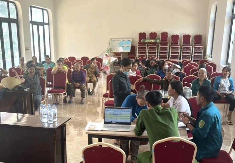 Xã Hoằng Tiến đảm bảo trẻ sơ sinh, người có công khó khăn trong việc đi lại đều được nhận quà Tết Độc lập đúng thời hạn