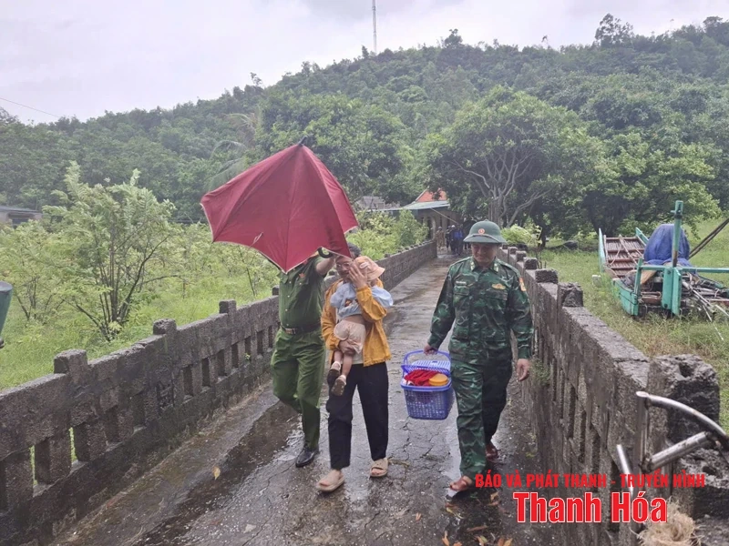 Bộ đội Biên phòng di dời khẩn cấp người dân trong đêm