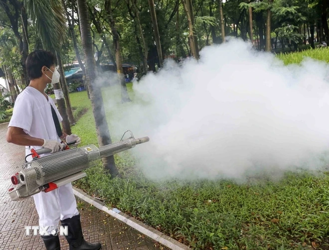 Phun hóa chất diệt côn trùng, đảm bảo vệ sinh môi trường phục vụ Lễ kỷ niệm A80