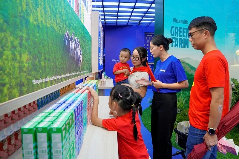 Người dân thích thú trải nghiệm không gian trưng bày của Vinamilk tại triển lãm thành tựu đất nước 80 năm