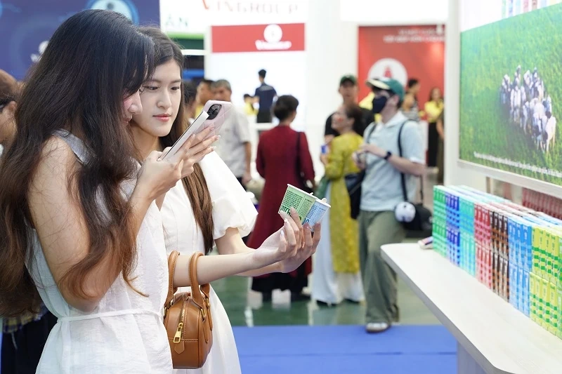 Người dân thích thú trải nghiệm không gian trưng bày của Vinamilk tại triển lãm thành tựu đất nước 80 năm