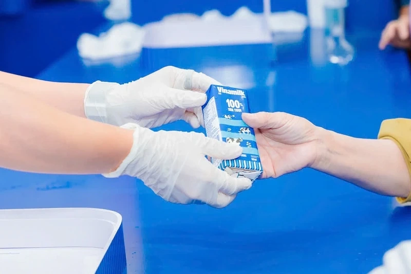 Người dân thích thú trải nghiệm không gian trưng bày của Vinamilk tại triển lãm thành tựu đất nước 80 năm