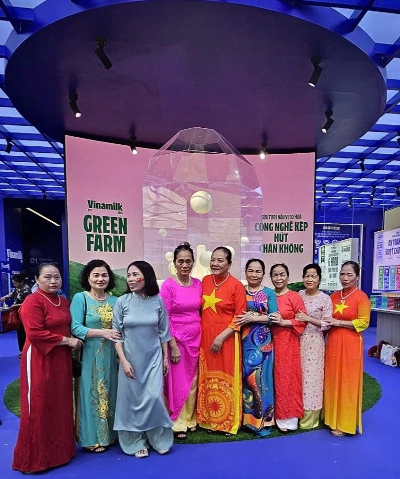 Người dân thích thú trải nghiệm không gian trưng bày của Vinamilk tại triển lãm thành tựu đất nước 80 năm