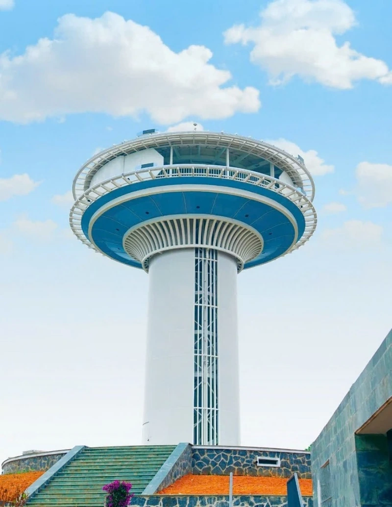 Đài UFO - Phi thuyền bay giữa tầng không