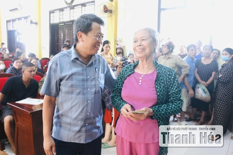 Những hình ảnh đầu tiên người dân xã Hoằng Lộc nhận quà Tết Độc lập