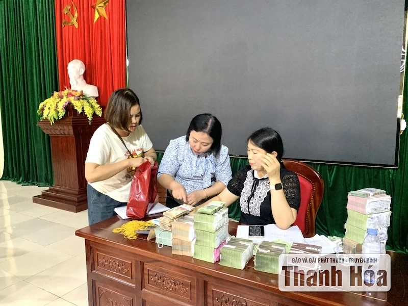 Những hình ảnh đầu tiên người dân xã Hoằng Lộc nhận quà Tết Độc lập