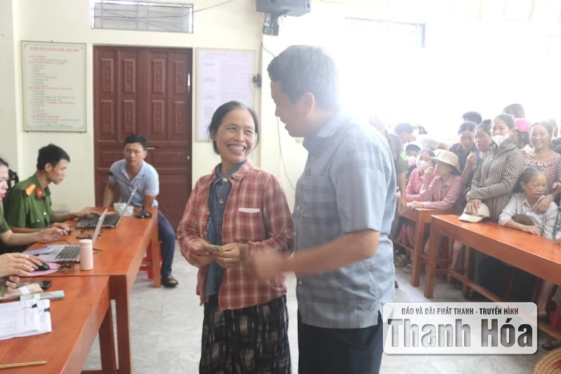 Những hình ảnh đầu tiên người dân xã Hoằng Lộc nhận quà Tết Độc lập