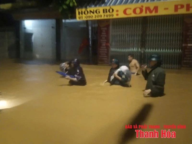 Đoàn viên thanh niên hỗ trợ người di dời đến nơi an toàn trong đêm