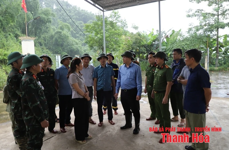 Phó Chủ tịch UBND tỉnh Mai Xuân Liêm kiểm tra, chỉ đạo công tác ứng phó với bão số 5 tại xã Trung Sơn