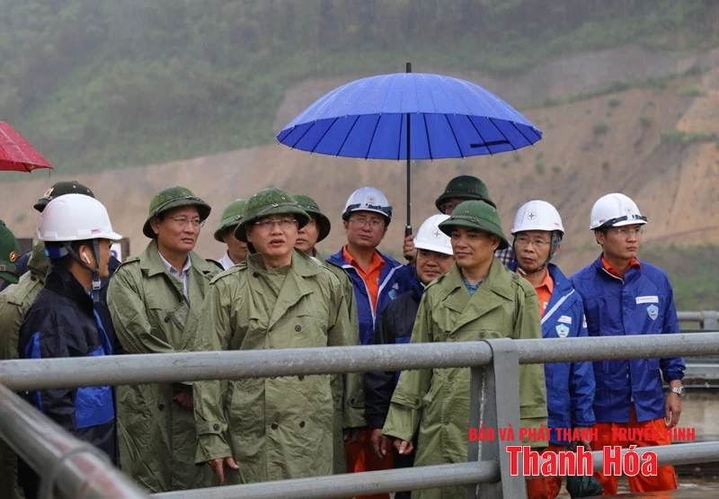 Phó Chủ tịch UBND tỉnh Mai Xuân Liêm kiểm tra, chỉ đạo công tác ứng phó với bão số 5 tại xã Trung Sơn