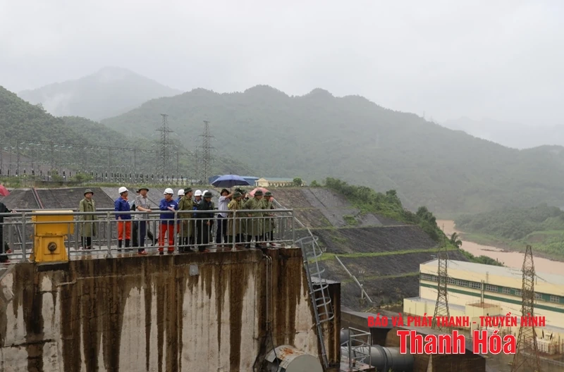 Phó Chủ tịch UBND tỉnh Mai Xuân Liêm kiểm tra, chỉ đạo công tác ứng phó với bão số 5 tại xã Trung Sơn