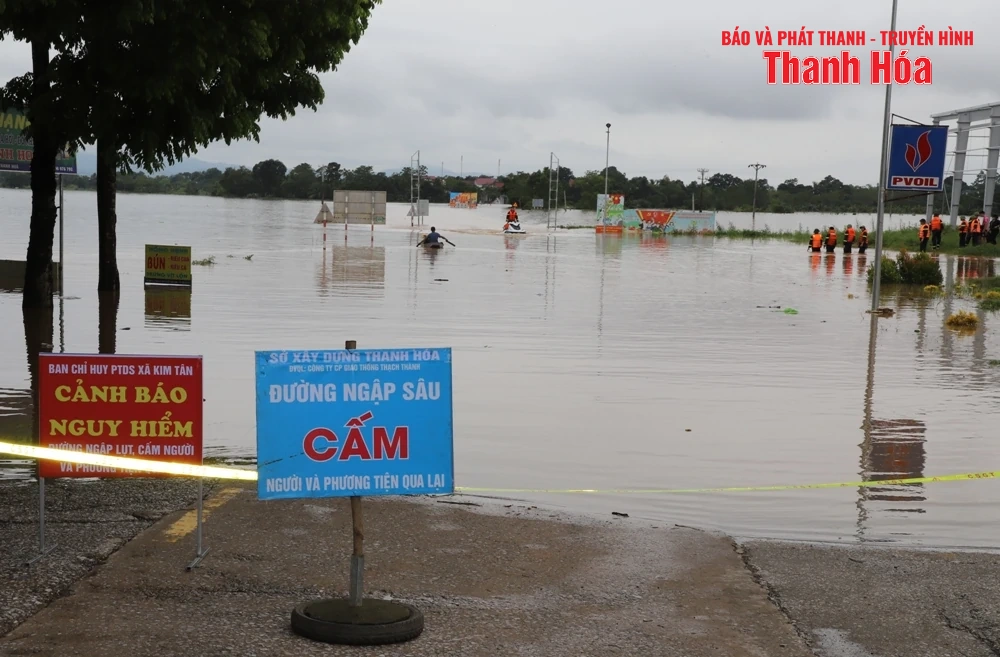 Bí thư Tỉnh ủy Nguyễn Doãn Anh kiểm tra, chỉ đạo công tác khắc phục hậu quả ngập lụt tại xã Kim Tân