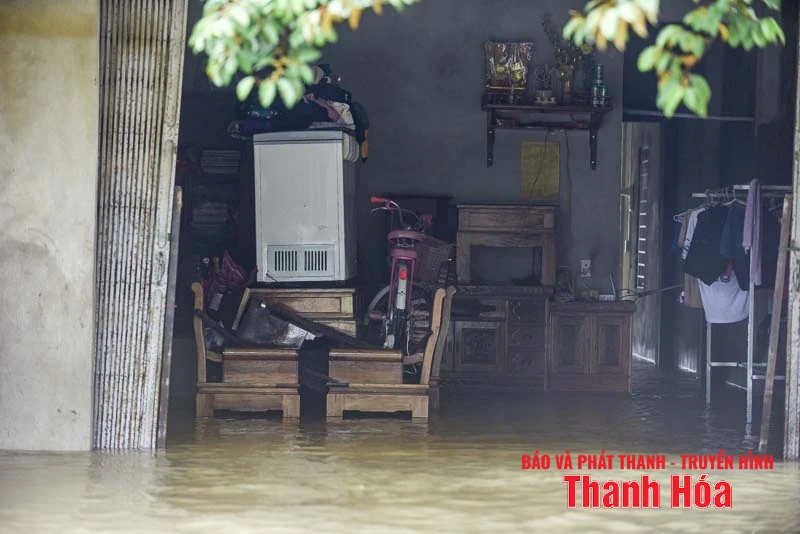 Nước lũ lên nhanh khiến cuộc sống nhiều hộ dân xã Thường Xuân bị đảo lộn