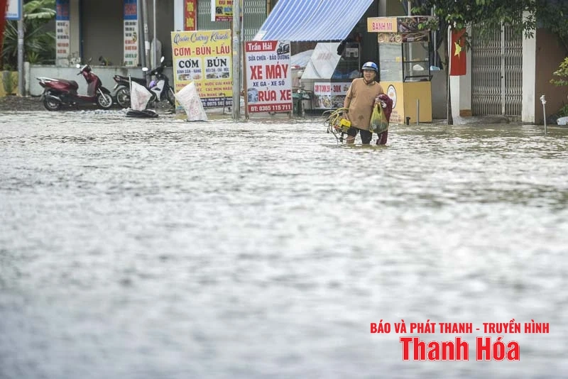 Nước lũ lên nhanh khiến cuộc sống nhiều hộ dân xã Thường Xuân bị đảo lộn