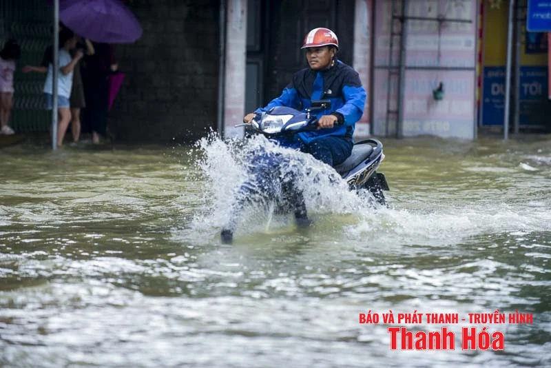 Nước lũ lên nhanh khiến cuộc sống nhiều hộ dân xã Thường Xuân bị đảo lộn