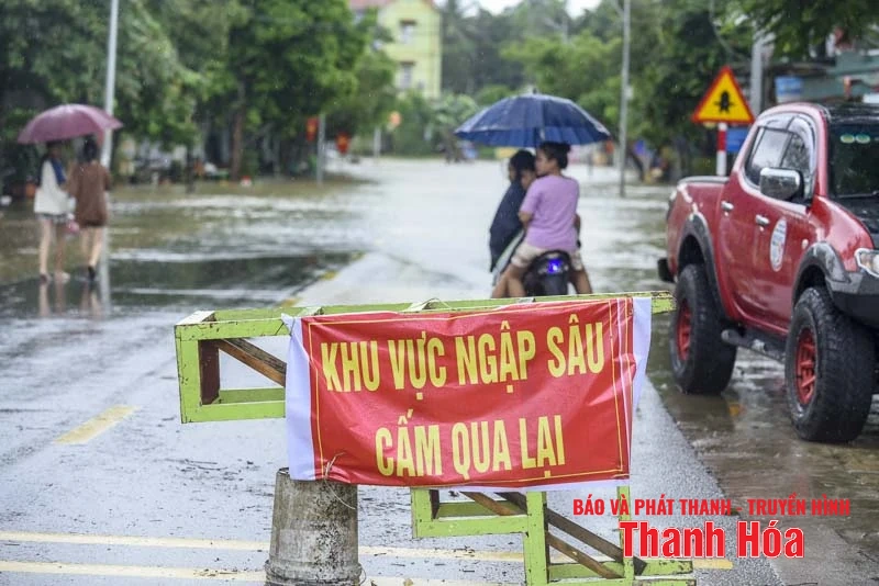 Nước lũ lên nhanh khiến cuộc sống nhiều hộ dân xã Thường Xuân bị đảo lộn