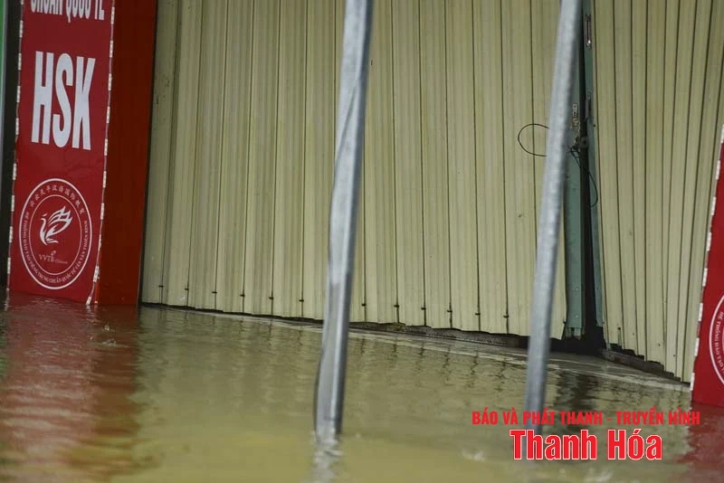 Nước lũ lên nhanh khiến cuộc sống nhiều hộ dân xã Thường Xuân bị đảo lộn