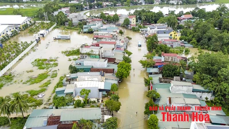 Nước lũ lên nhanh khiến cuộc sống nhiều hộ dân xã Thường Xuân bị đảo lộn