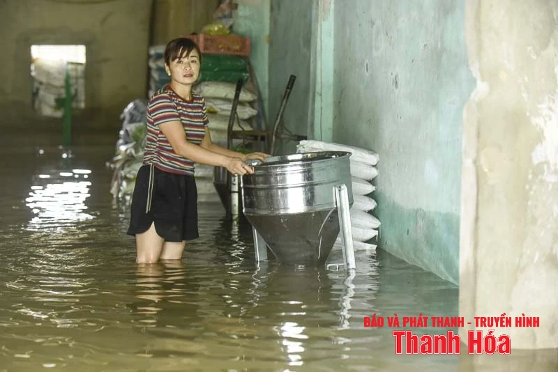 Nước lũ lên nhanh khiến cuộc sống nhiều hộ dân xã Thường Xuân bị đảo lộn