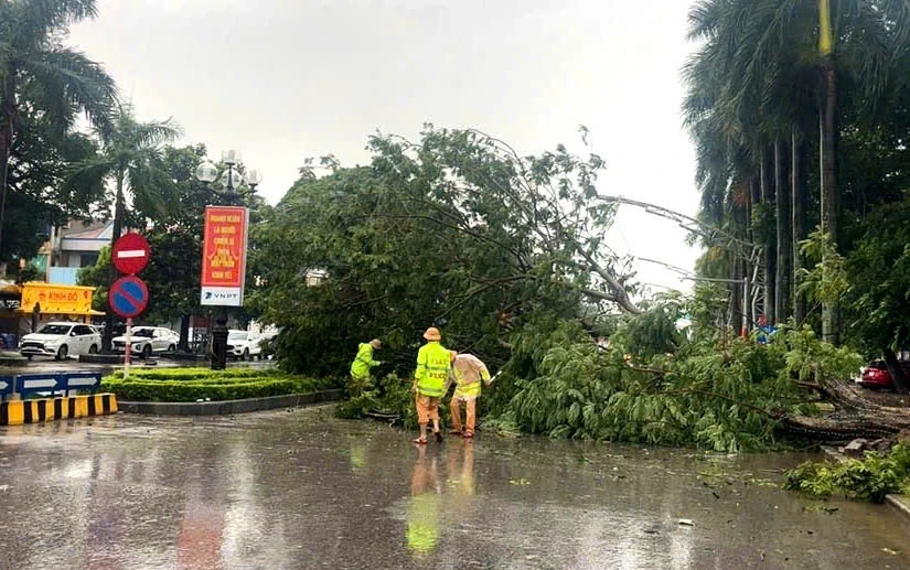 Lực lượng CSGT căng mình trong bão, bảo đảm an toàn giao thông cho người dân