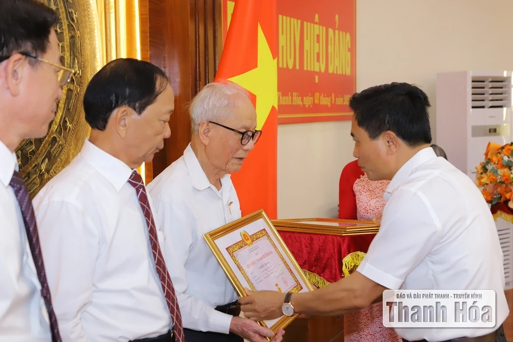 Trao tặng Huy hiệu Đảng cho các đồng chí nguyên lãnh đạo tỉnh Thanh Hóa