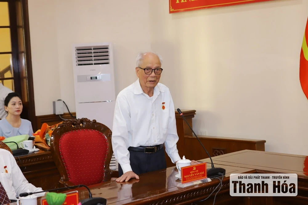 Trao tặng Huy hiệu Đảng cho các đồng chí nguyên lãnh đạo tỉnh Thanh Hóa