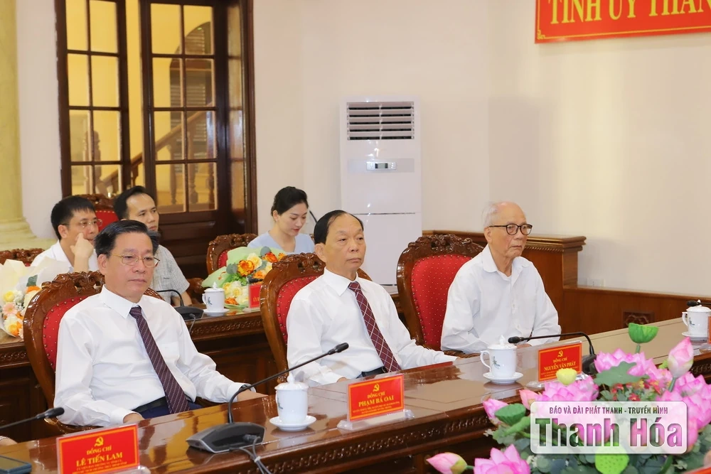 Trao tặng Huy hiệu Đảng cho các đồng chí nguyên lãnh đạo tỉnh Thanh Hóa