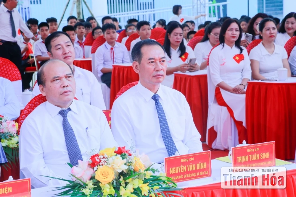 Phó Bí thư Tỉnh ủy, Chủ tịch Ủy ban MTTQ tỉnh Trịnh Tuấn Sinh dự lễ khai giảng tại Trường THCS Vạn Hà