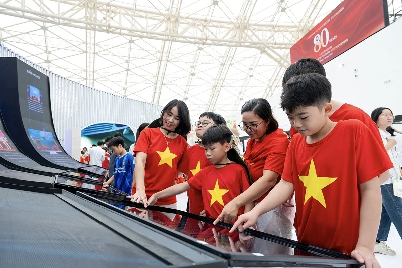 Trung tâm Triển lãm Việt Nam được “nhuộm đỏ” bởi triệu trái tim yêu nước