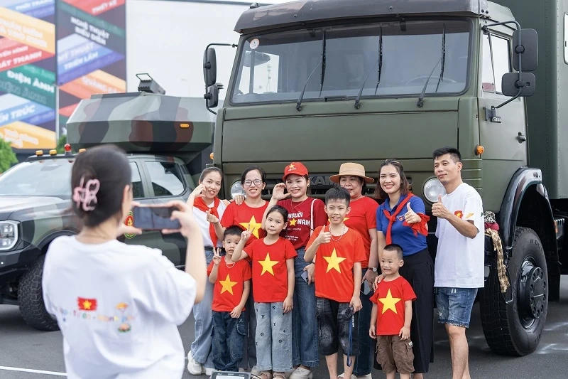 Trung tâm Triển lãm Việt Nam được “nhuộm đỏ” bởi triệu trái tim yêu nước